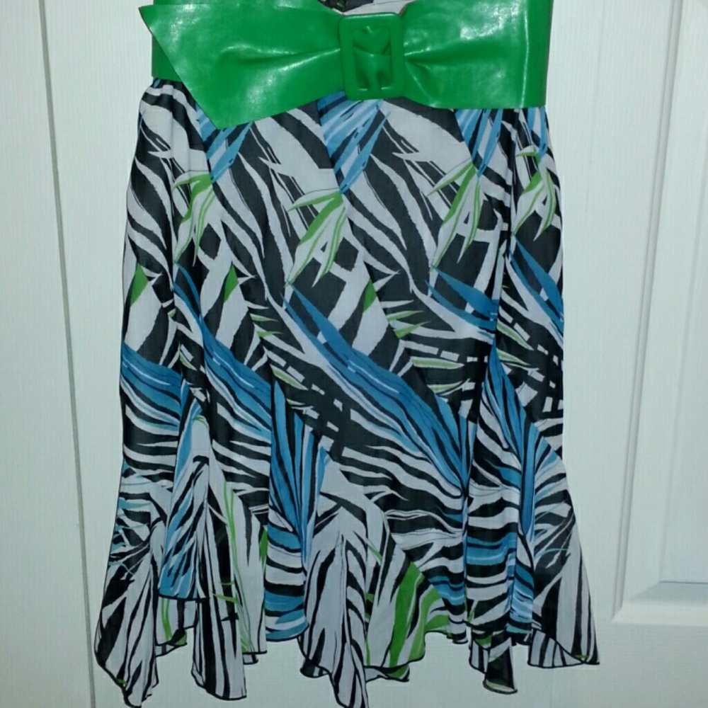 Playful print skirt w. Free kelly green belt